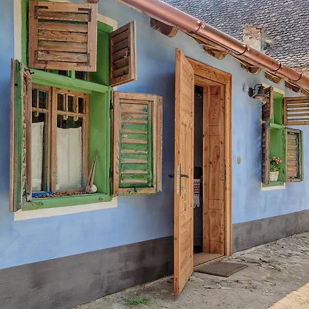 Hotel 32 - White Barn And Blue House