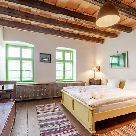 Hotel 32 - White Barn And Blue House